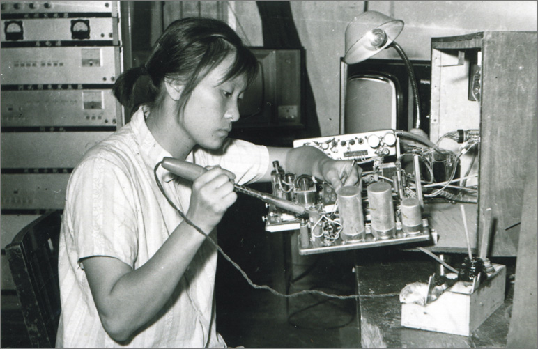 1970年，中國(guó)誕生第一臺(tái)彩色電視機(jī)，數(shù)年之后，長(zhǎng)虹才開始電視機(jī)的研制