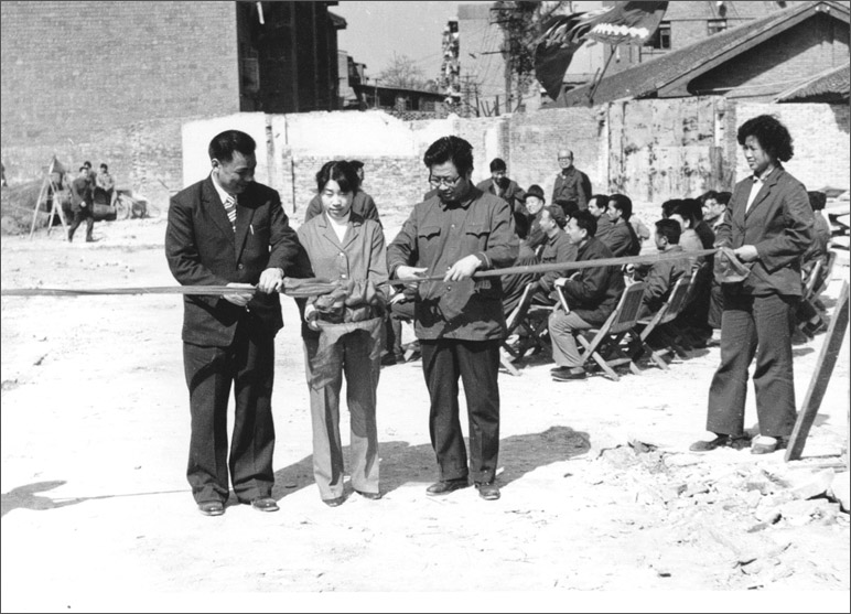 1986年，長(zhǎng)虹彩電工程奠基，這樣的剪彩儀式，剪出了中國(guó)最大的彩電生產(chǎn)基地之一