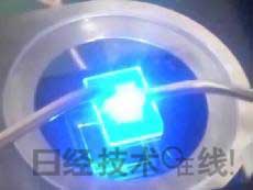   發(fā)光試驗(yàn)中的LED元件?；宄叽纾?cm見(jiàn)方，元件尺寸：0.3mm見(jiàn)方，注入電流：約200mA，中心波長(zhǎng)：450nm 