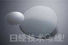 GaN晶圓。左為2英寸產(chǎn)品，右為4英寸產(chǎn)品