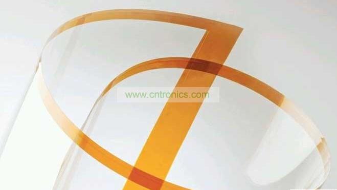 將Willow Glass卷成圓筒狀。
