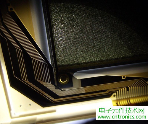 探秘電子紙！一款電紙書的電子墨水屏拆解