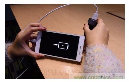 手機電池寒冷時為什么總充電？