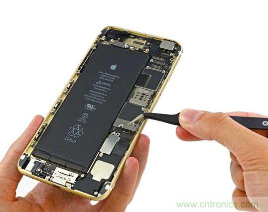與iPhone 5S相比，電池尺寸更大，電池效率提高了16%。整部手機(jī)看起來(lái)就像一件藝術(shù)品，但看不到太多的內(nèi)部構(gòu)造。（來(lái)源：iFixit）
