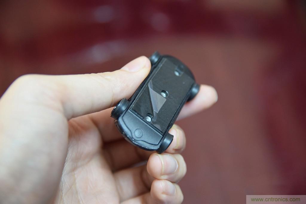 虛擬與現(xiàn)實(shí)相結(jié)合的飛車游戲，讓你體驗(yàn)速度與激情的碰撞！