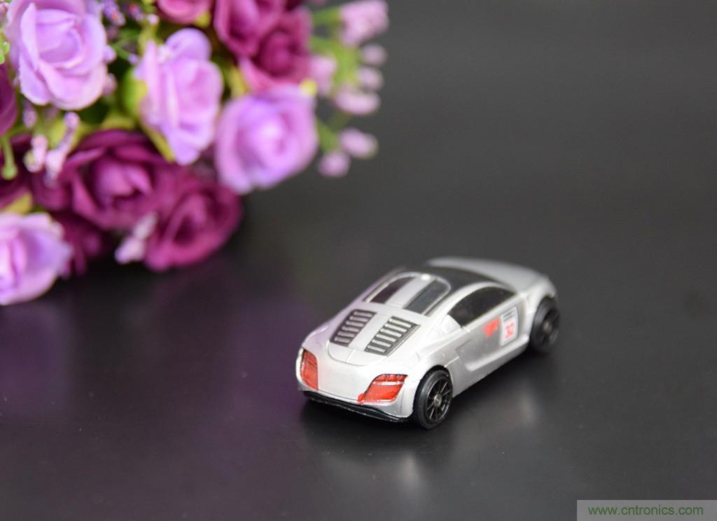 虛擬與現(xiàn)實(shí)相結(jié)合的飛車游戲，讓你體驗(yàn)速度與激情的碰撞！