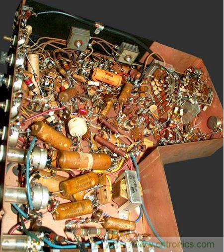 1948年Motorola的VT-71「Golden View」7吋電視機(jī)就是采用點(diǎn)對點(diǎn)接線。（圖片來源：Wikimedia/Westernelectric555）