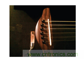  安裝到Fender Stratacoustic吉它上的加速度計(jì)。