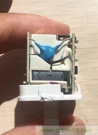 拆了個(gè)電容之后，我的iPhone也會(huì)自動(dòng)訂房了