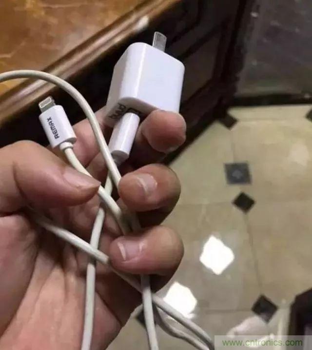 拆了個(gè)電容之后，我的iPhone也會(huì)自動(dòng)訂房了