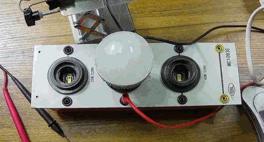 電燈泡內(nèi)通有交流電，為什么看不到燈泡在閃爍？