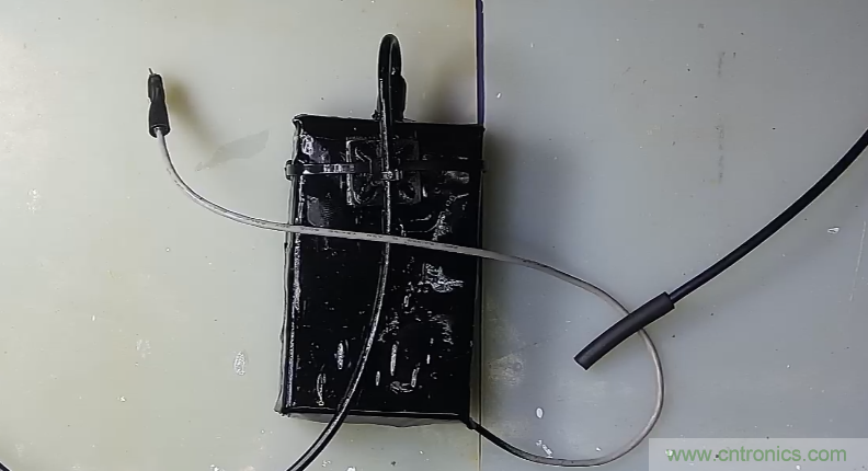 電燈泡內(nèi)通有交流電，為什么看不到燈泡在閃爍？